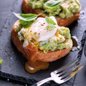 Tartine à la pulpe d’avocat surgelée Patrigel garnie d’un œuf poché, présentation gourmande pour restauration professionnelle