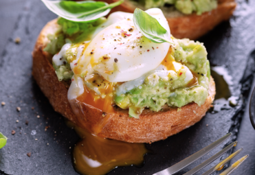 Tartine à la pulpe d’avocat surgelée Patrigel garnie d’un œuf poché, présentation gourmande pour restauration professionnelle