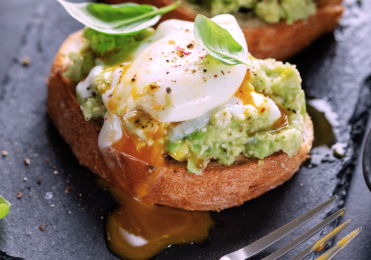 Tartine à la pulpe d’avocat surgelée Patrigel garnie d’un œuf poché, présentation gourmande pour restauration professionnelle