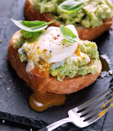 Tartine à la pulpe d’avocat surgelée Patrigel garnie d’un œuf poché, présentation gourmande pour restauration professionnelle