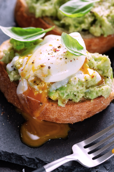 Tartine à la pulpe d’avocat surgelée Patrigel garnie d’un œuf poché, présentation gourmande pour restauration professionnelle