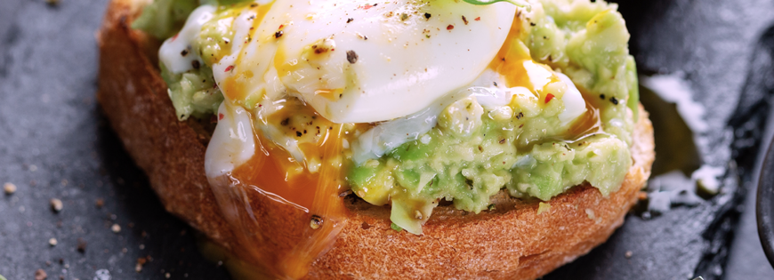 Tartine à la pulpe d’avocat surgelée Patrigel garnie d’un œuf poché, présentation gourmande pour restauration professionnelle