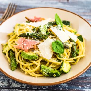 Nids de Spaghetti aux Légumes de Printemps et Jambon Cru