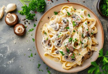 assiette de pates crémeuses aux champignons
