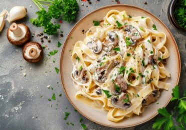 assiette de pates crémeuses aux champignons