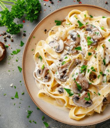 assiette de pates crémeuses aux champignons